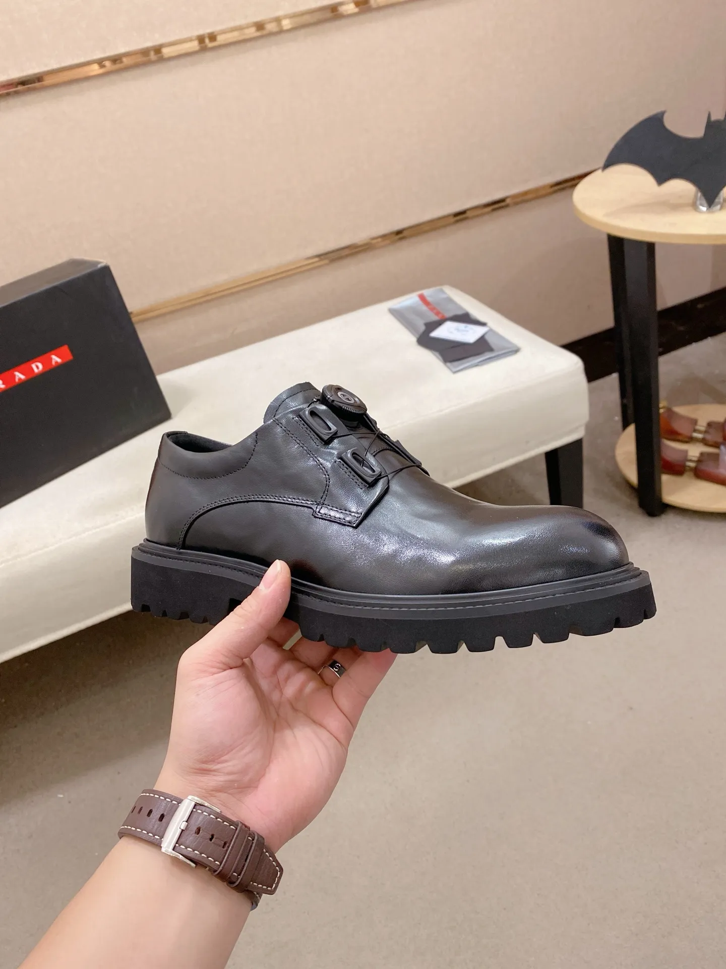Factory price 640💰 🍁🍁High version High-quality new PRADA (Prada) counters are launched simultaneously, new men's shoes, 😘fabrics are selected from imported lacquered first-layer cowhide, and imported cowhide lining. 👍🏿 High-end ☄️ air-cushion molded anti-slip rubber outsole, exquisite lines, simple and elegant, comfortable and high-end for leisure travel. Code number: 38 to 45